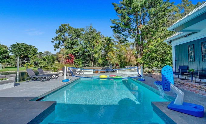 Davie Villa | 8BR Gem With Pool, Lake View & Tons of Amenities!