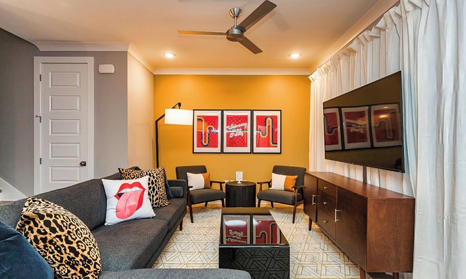 Talbot's Corner House | 💃🌜9 Beds - Great Location- 🕺🥳 Home in East Nashville!