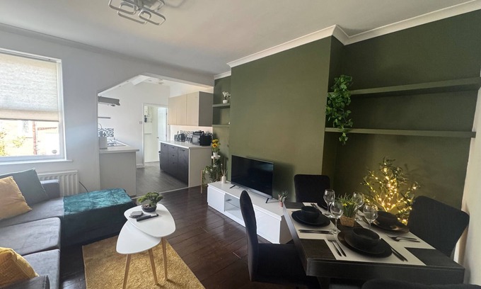 Newcastle-upon-Tyne Apartment | 9 Guests - Free Parking - Cozy 3 Bedrooms