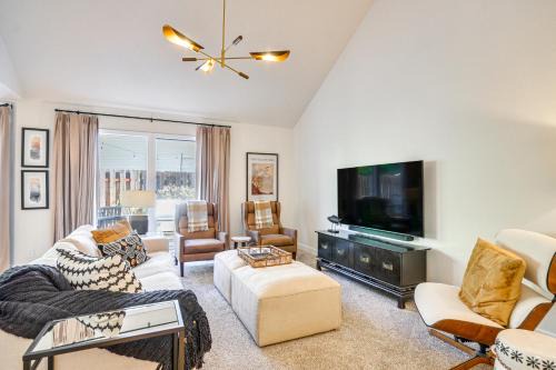 Beaverton House | 9 Mi to Dtwn PDX Stunning Pet-Friendly Home!