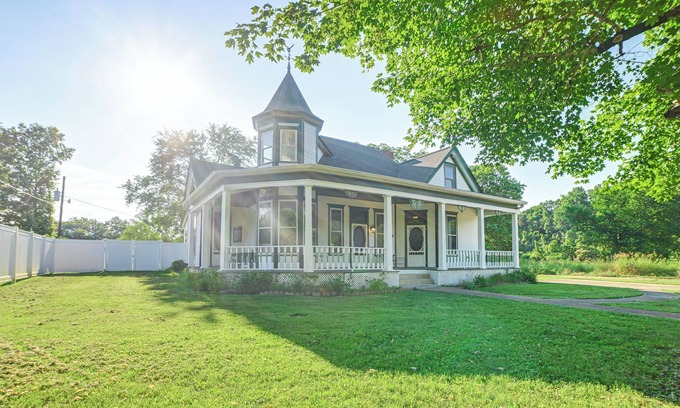 Waverly House | 9 Mi to Kentucky Lake: Spacious Victorian Home!