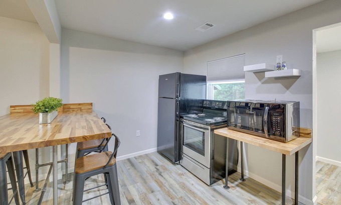 Royal Cabin | 9 Mi to Lake Hamilton: Cabin w/Deck and Fire Pit!