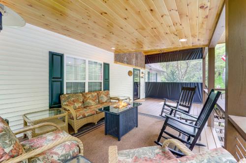 Newland House | 9 Mi to Sugar Mountain Newland Cabin with Fire Pit!