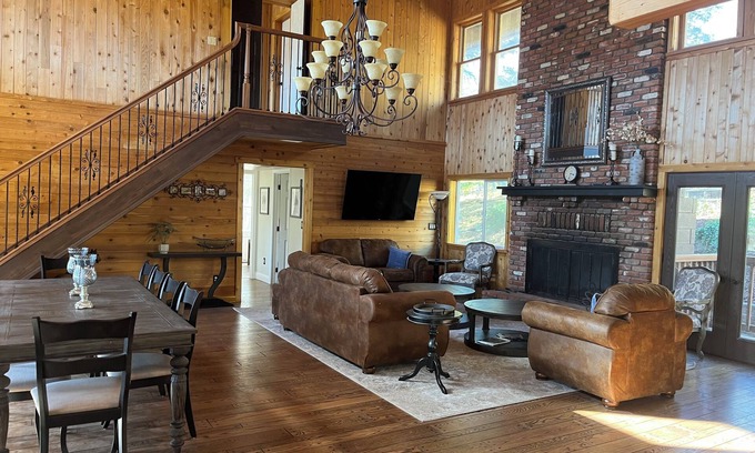 Tehachapi House | 90 Acre Luxury Ranch Sleeps 10 - Pool Jacuzzi Pickleball Court - Horse Corrals