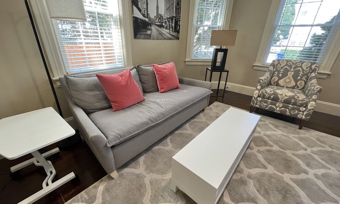 Elmhurst Condo | 90+ Stay Modern Condo Near College/Hospital, W/D