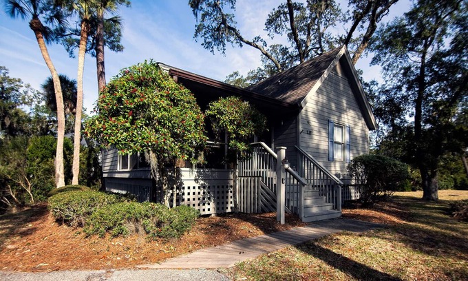 Ocean Ridge Cottage | 907 Shelter Cove-Beautiful Cottage on Lagoon; Gated Community; Screened Porch