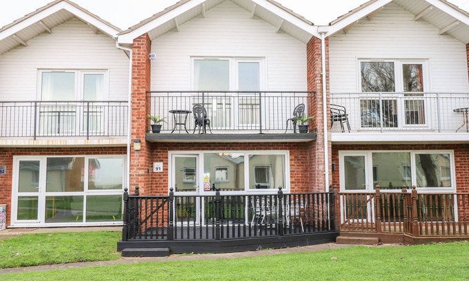 Corton Cottage | 91 WATERSIDE PARK, pet friendly, country holiday cottage in Lowestoft