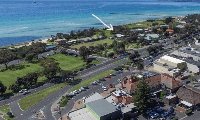 Rosebud Cabin | 930 Cabin on the beach-30metres Beach/Shops/Pub/Resturants-Leave car behind