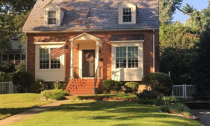 Murray Hill House | 94 Five Star Reviews located in the City of Annapolis in a quiet neighborhood!