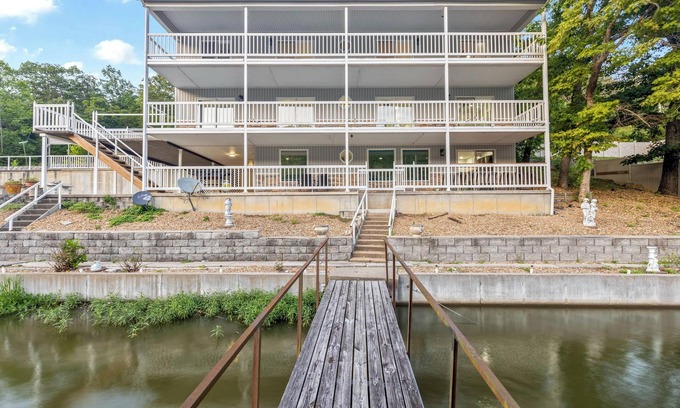 Edwards House | 9BR, 5 Bath Lakefront Retreat w/Boat Ramp & Dock