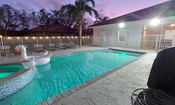 Coconut Creek House | 9BR/5BA Getaway, Heated Pool, Jacuzzi, Beach Volleyball & Mini Golf