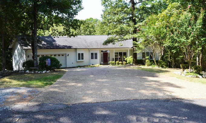 Hot Springs Village House | 9SalvLn | Lake Balboa Area | Home | Sleeps 10