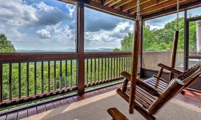 Mineral Bluff Cabin | A Bear's Dream - Tri-State Panoramic Views, Hot Tub, Game Room!