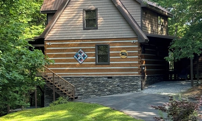 Townsend Cabin | A~Bears Den- Pet Friendly, Hot Tub, 2 King Suites, Minutes to GSMNP!