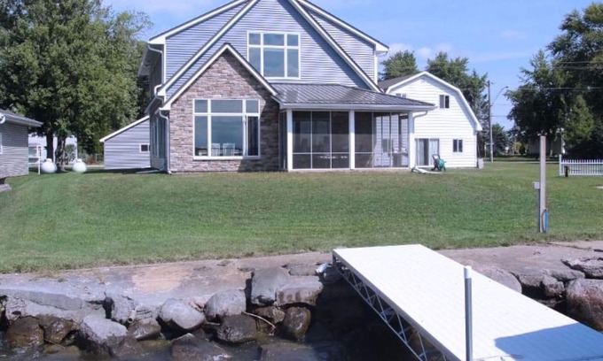 Fremont House | A Beatutiful 3 Bdrm 3 Bth House on Lake Poygan in Tustin, WI