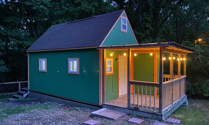 Greenbrier Cabin | A Beautiful Cabin, in a quiet neighborhood that's close to everything!