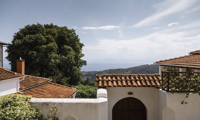 Mileai Villa | A beautiful two building villa with an extraordinary view to the sea!