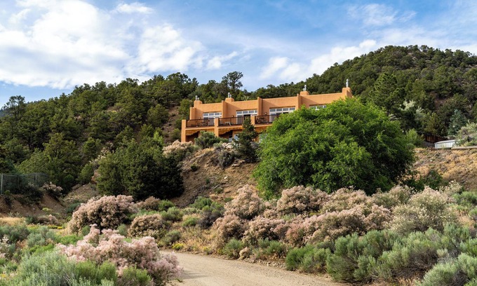 Arroyo Seco Apartment | A Bella Vista Valdez Lodge, 4-BR, 4-Bth, 4 LR, 2 hot tubs, 2 chef kitchens