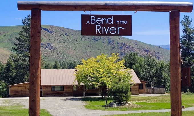 Winthrop House | A Bend in The River Lodge-Main Floor Option, Dog Friendly, 4 Bedrooms, Sleeps 20