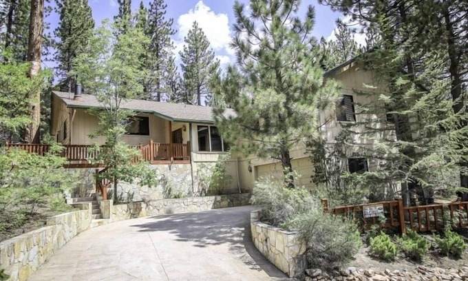 Fox Farm House | A Big Olympic Getaway 4 Bedroom Apts by RedAwning