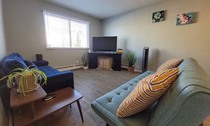 West Edmonton Apartment | ✅️A/C in bdrm✅️ROGERS Place✅️Queen-twin-foldout sofa✅ Central location✅️ExpoCent