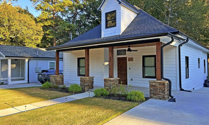 Chosewood Park House | A CABIN IN THE CITY~5 STAR LUSH BACKYARD
