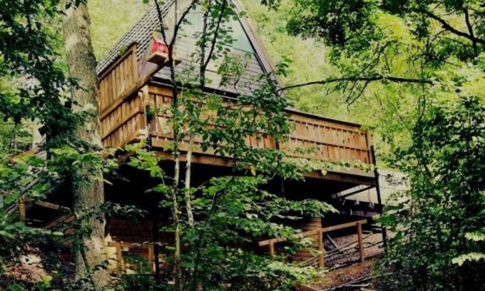 Septon Ski Chalet | A chalet on a hill in the forest, with a beautiful view of the Ardennes.