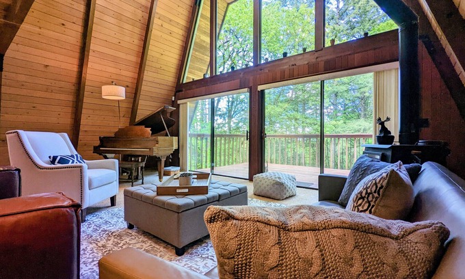 Dundee Cabin | A chalet-style cabin set atop the Red Hills of Dundee in The Willamette Valley