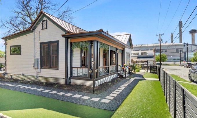 Nevada Street House | A Chic 3/2 Historic Retreat! Walk to the Alamodome and Riverwalk w/Free Parking.