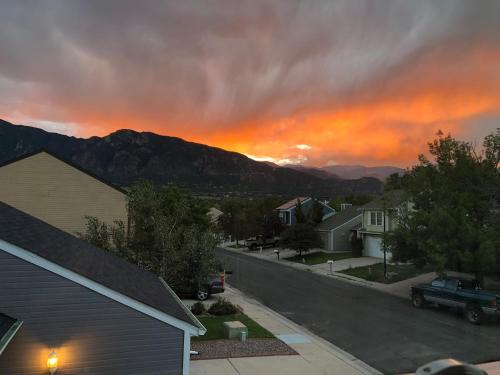 Southwest Colorado Springs House | A Colorado Room With a View - King