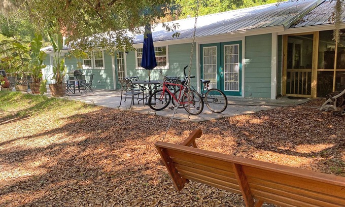 Darien House | A comfortable home in a quiet neighborhood graced with Spanish Moss draped oaks.
