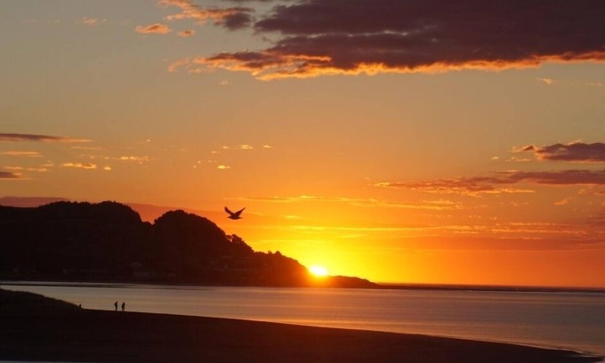 Raglan House | A Cosy Bach in the heart of Raglan, 'WHARE AROHA' Check in 2pm Check out 11am.
