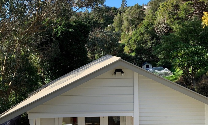 Wellington Cabin | A cosy cabin, near Ōtari bush, and only minutes to Wellington CBD with sauna!