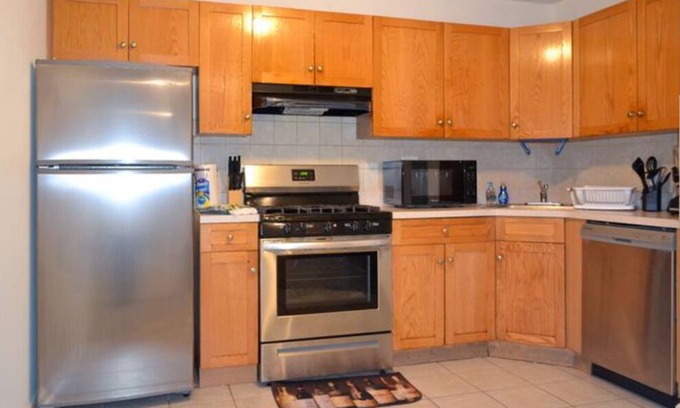 Iselin Apartment | A cozy alcove with all highways within stone's throw.