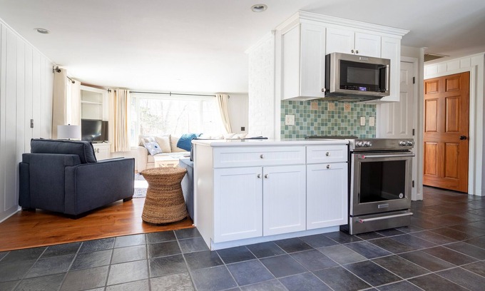 Rye House | A Cozy Beach Bungalow Only A Two-Minute Walk to the Ocean