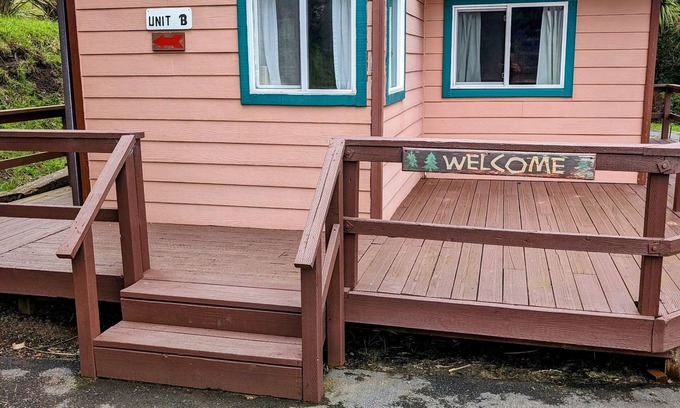 Gold Beach Cottage | a Cozy Little Cottage with the Nice View of the Surroundings