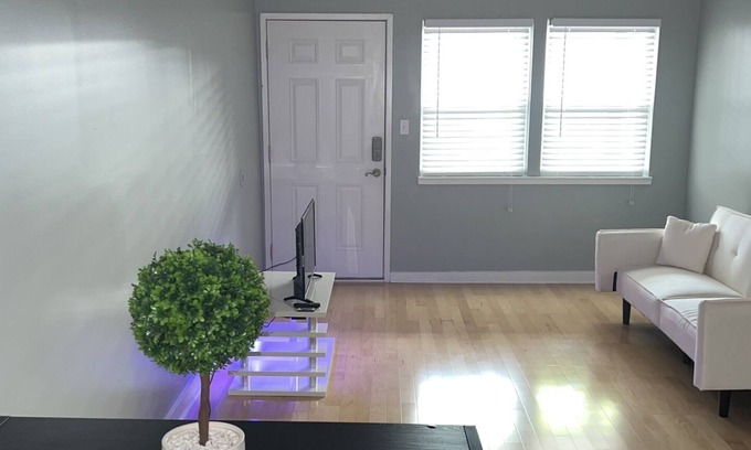 Glen Iris Apartment | A cozy/ modern apartment in the 5 points south neighborhood