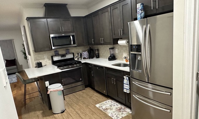 Elizabeth House | A cozy three bedroom house.. it is 6 minutes drive to Newark airport.