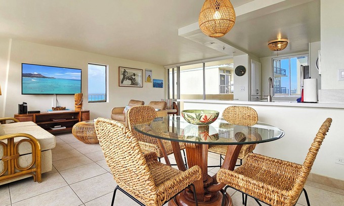 Diamond Head - Kapahulu - St. Louis House | A Family Favorite on Hawaii's Gold Coast 11th Floor Oceanfront Condo