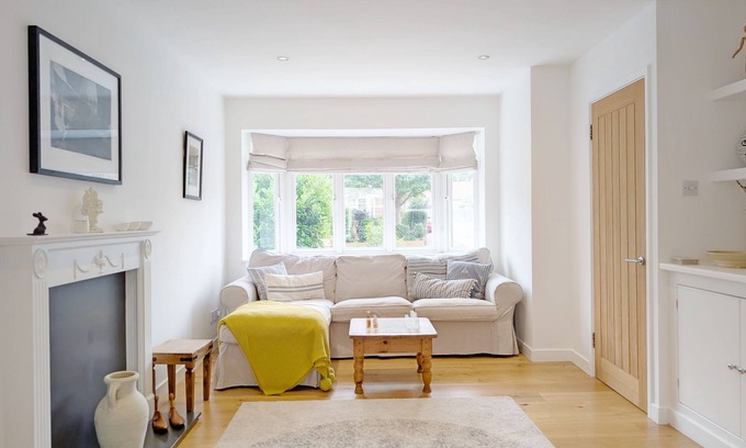 Chichester Cottage | A family house that sleeps 6 guests in 4 bedrooms