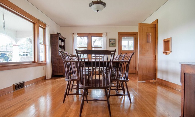 Hood River House | A fav for 30+ days, wedding guests, hiking, biking, river, FUN! Kids too!