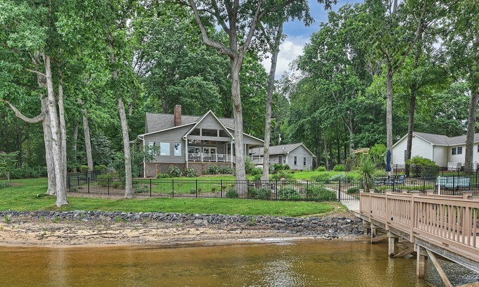 Lake Norman of Catawba House | A Frame of Mind by AvantStay | Private Dock + View