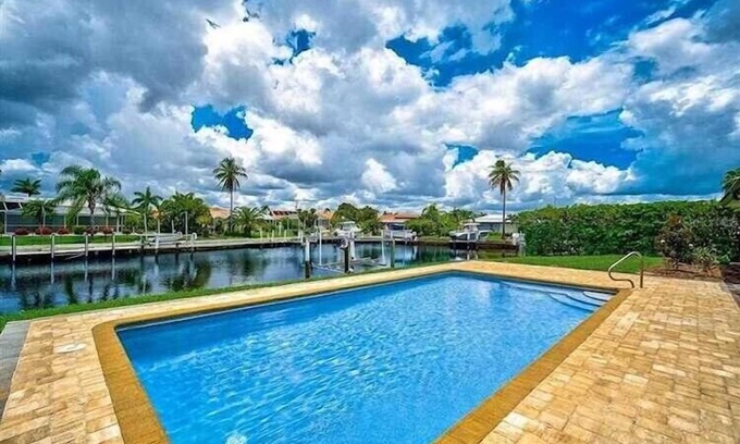 Punta Gorda House | A Happy Place waiting for you. Just 7 minutes away from Fisherman’s Village!