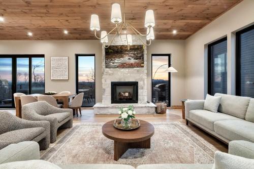 Sevierville House | A Haven of Comfort Elegance Views and Hot tub