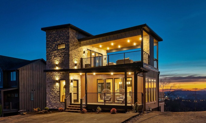 Sevierville House | A Haven of Comfort, Elegance, Views and Hot tub