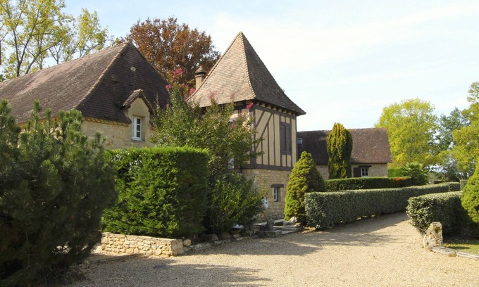 Fleurac Cottage | A Haven of Peace in the Heart of Perigord Les Eyzies. n19th Century House Pool.