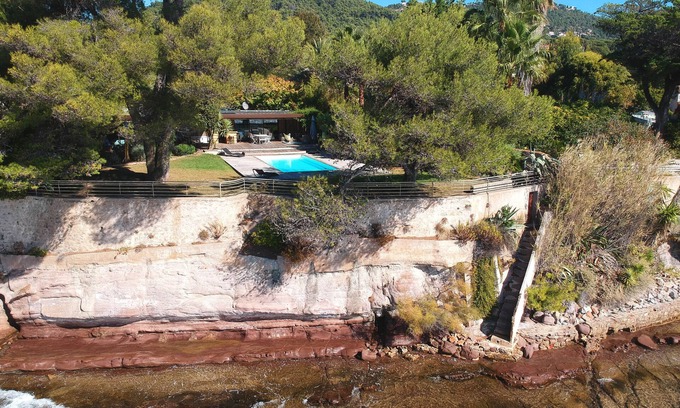 Carqueiranne Villa | A haven of peace right on the water