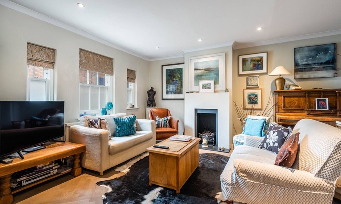 Askew House | A hidden Mews - Two Bedroom House, Sleeps 4