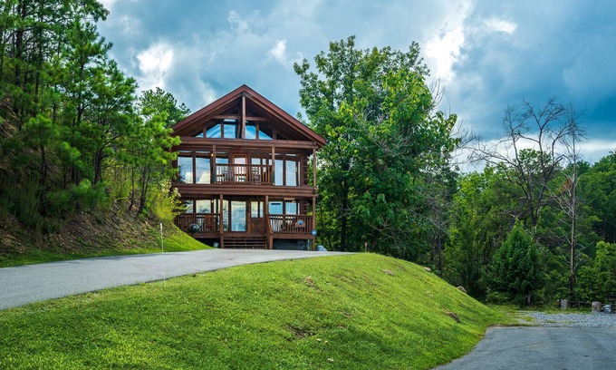Gatlinburg - Pigeon Forge Cabin | A Hideaway in the Tennessee Mountains - minutes from Dollywood