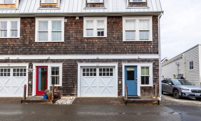 Seabrook House | A Hop Skip n Away, close to Town Center and the beach!